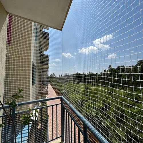 Balcony safety net on a high-rise